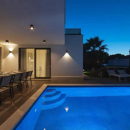 With 2 Pools, And Sauna Sunce Вилла Трогир