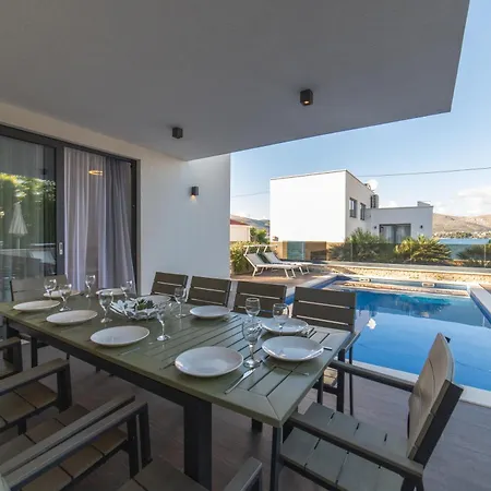 With 2 Pools, And Sauna Sunce تروغير