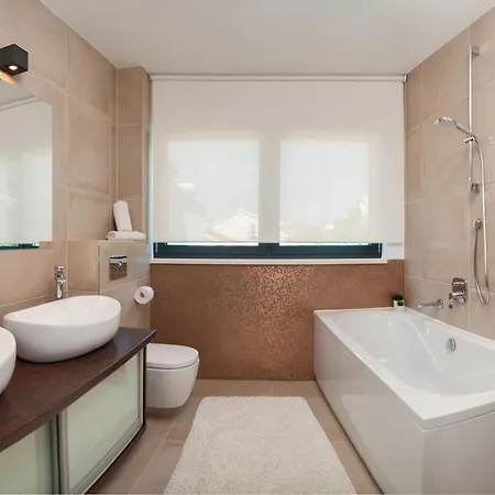 With 2 Pools, And Sauna Sunce فيلة تروغير