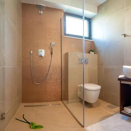 With 2 Pools, And Sauna Sunce تروغير