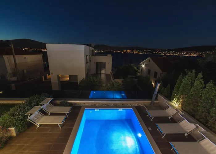 With 2 Pools, And Sauna Sunce Vila *